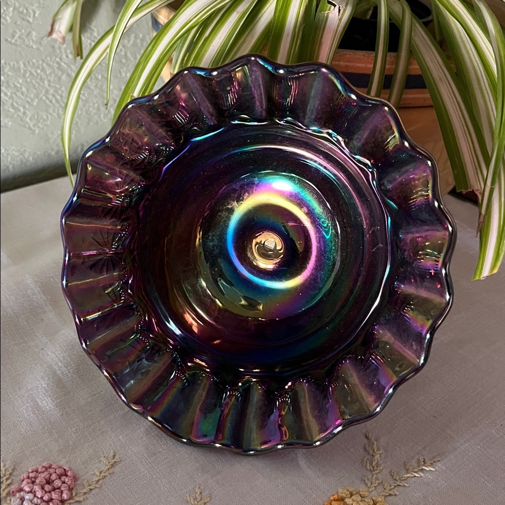 Gorgeous L.E. Smith Amethyst Carnival Glass Ruffled Bowl Daisy & Button Pattern - Picture 6 of 15
